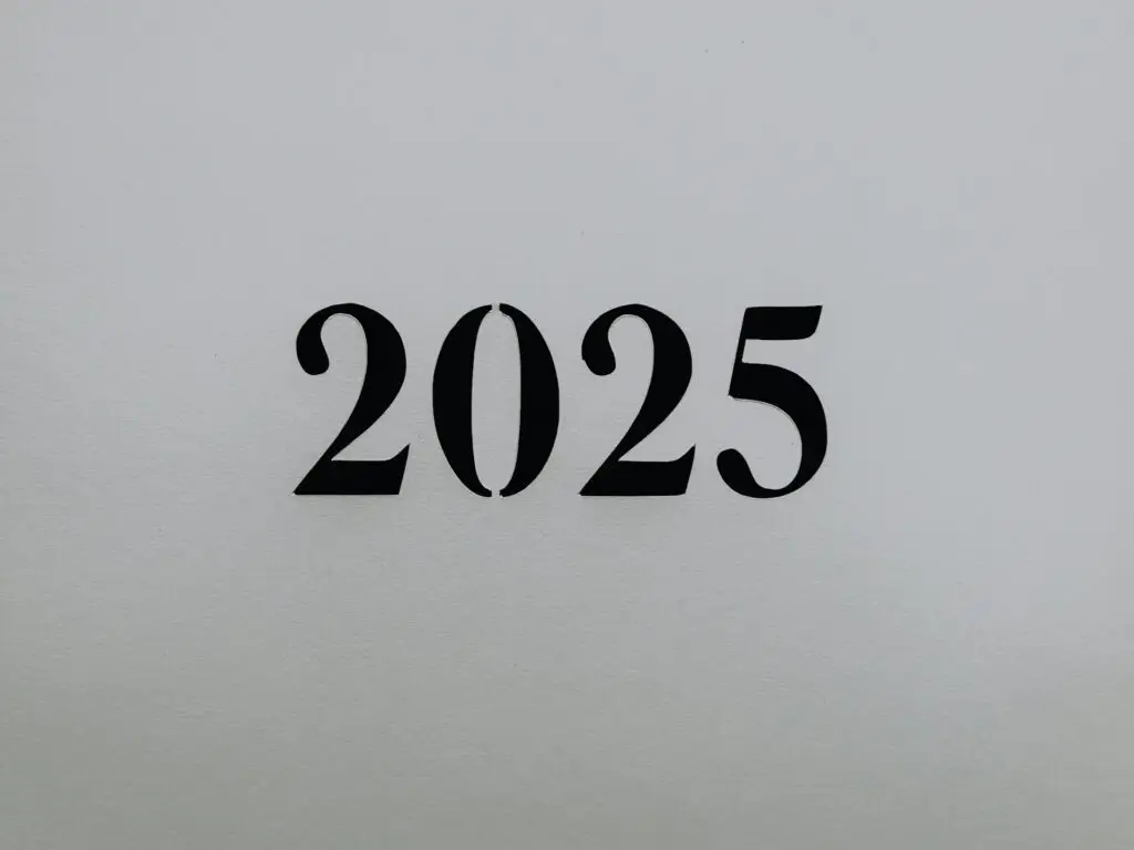 Jaartal 2025 in zwarte cijfers, verwijzend naar btw-wijzigingen per 1 januari 2025.