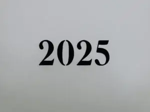 Jaartal 2025 in zwarte cijfers, verwijzend naar btw-wijzigingen per 1 januari 2025.